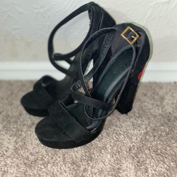 Size 9 black heels with rose detail on the back. - Picture 4 of 4